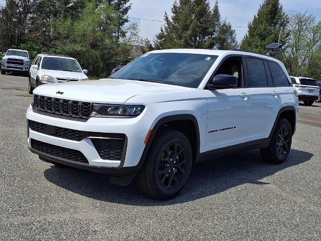 New 2026 Bright White Clear-Coat Exterior Paint Jeep Laredo Altitude image 4