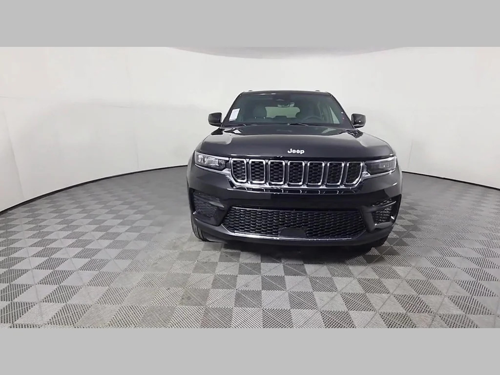 New 2027 High-Gloss Black Paint Jeep Laredo image 38
