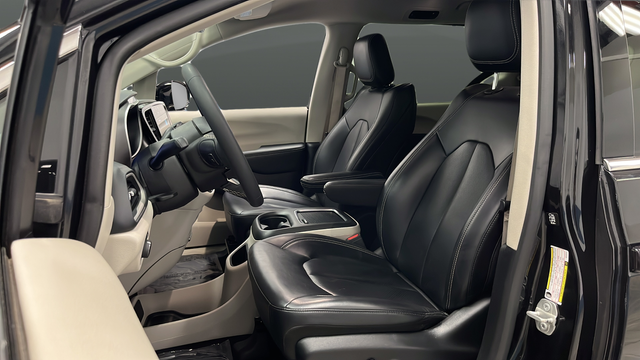 Used 2024 Brilliant Black Crystal Pearlcoat Chrysler Touring L image 9