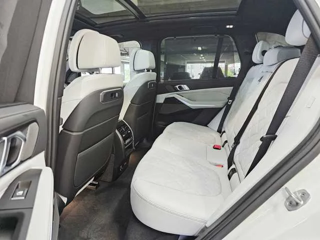 Used 2025 Alpine White BMW xDrive50e image 25