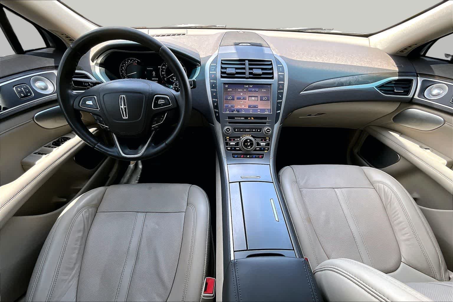 Used 2020 White Platinum Metallic Tri-Coat Lincoln Reserve image 16
