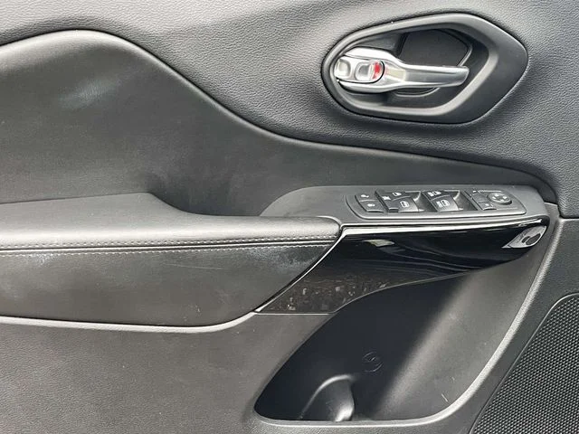 Certified Used 2019 Diamond Black Jeep Latitude Plus image 14