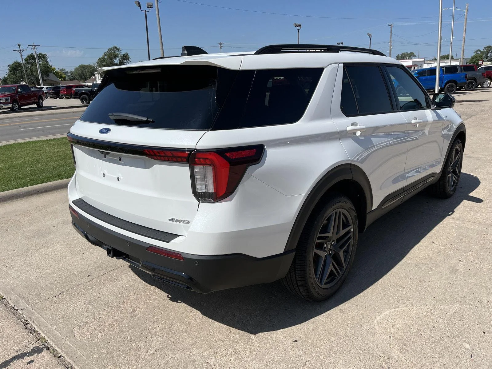 New 2026 Star White Metallic Tri-Coat Ford ST-Line image 4