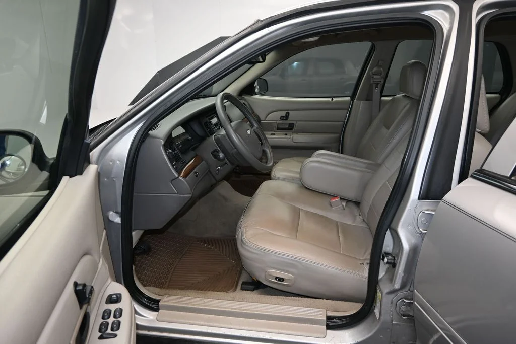 Used 2006 Silver Ford LX image 12
