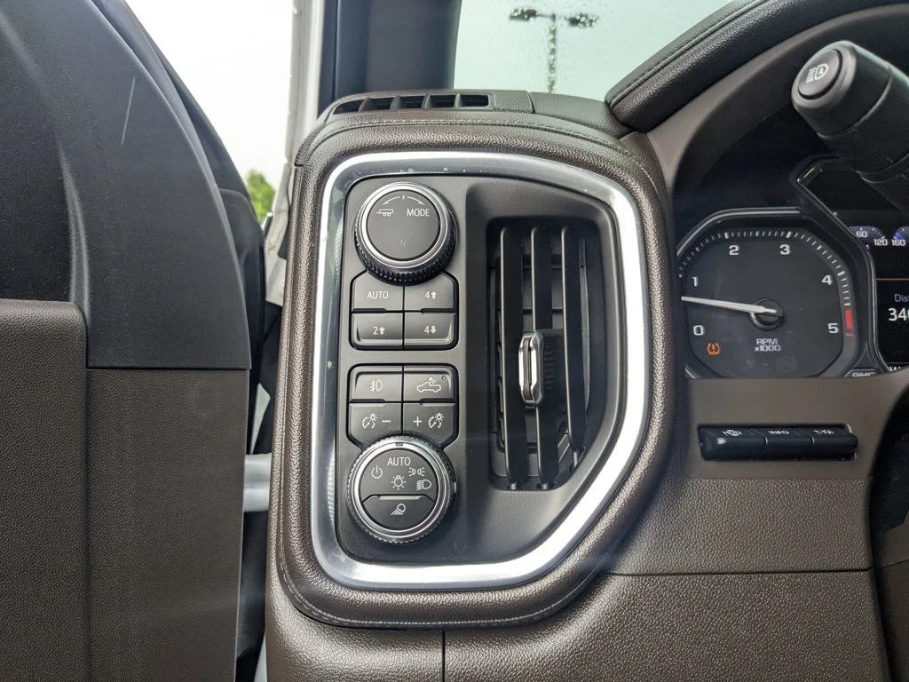 Used 2022 White Frost Tricoat GMC Denali image 21