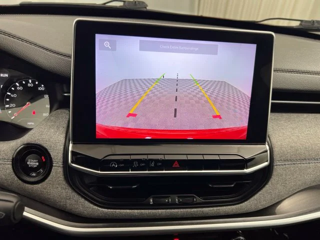 Used 2024  Jeep Latitude image 18