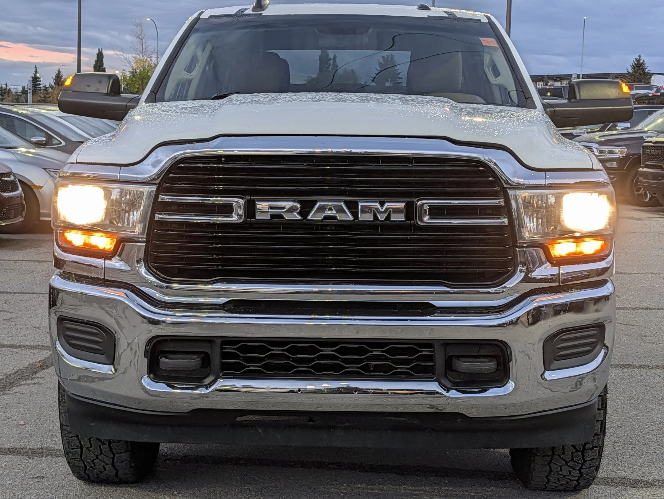 Used 2019 White RAM Big Horn - 6.4L HEMI - Apple CarPlay - Heated - Big Horn 4x4 Crew Cab 64 Box image 3