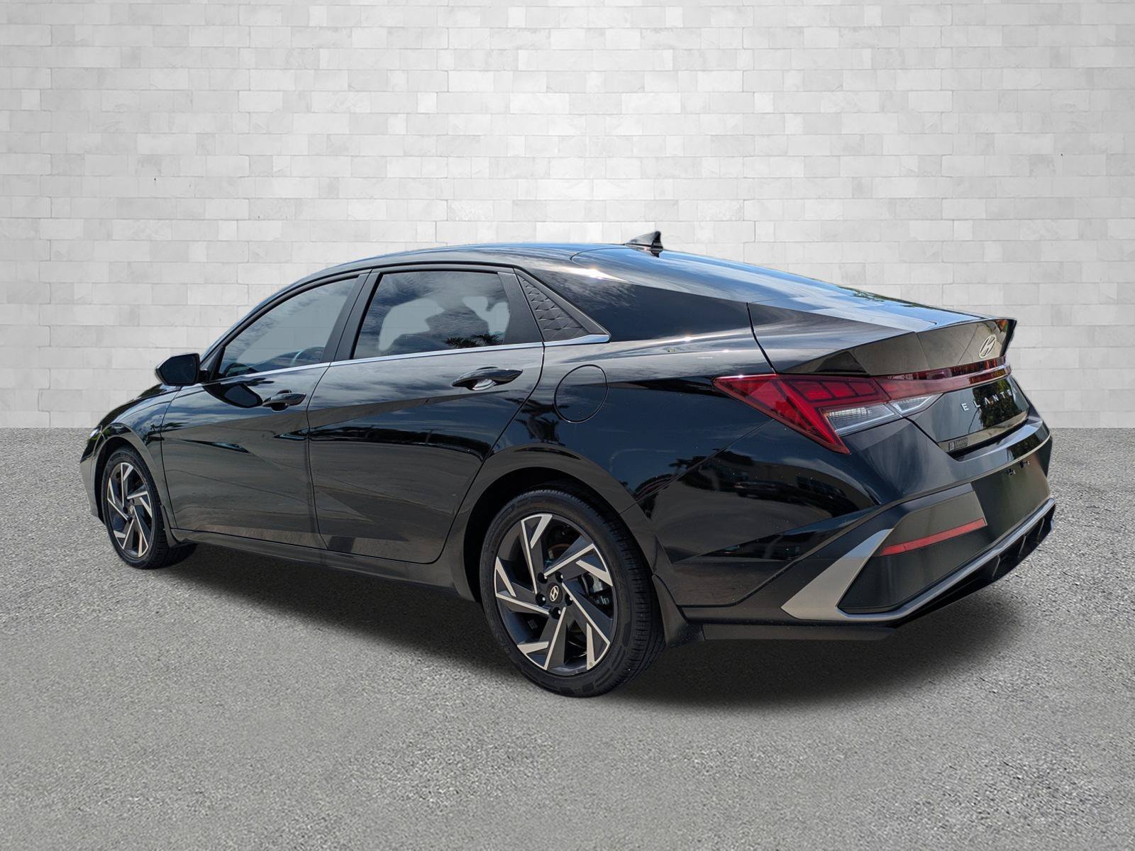 2025 Hyundai Elantra SEL - Photo 4