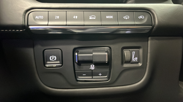 Used 2021 Crystal White Tricoat Cadillac Sport Platinum image 35