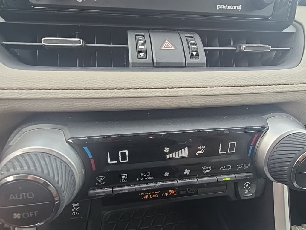 Used 2020  Toyota XLE Premium image 17