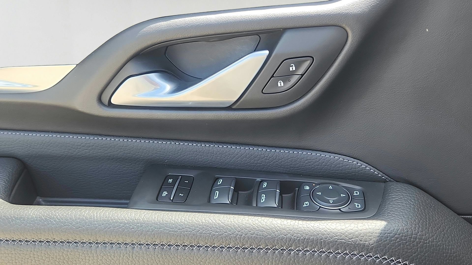 Used 2022 White Frost Tricoat GMC Denali image 20
