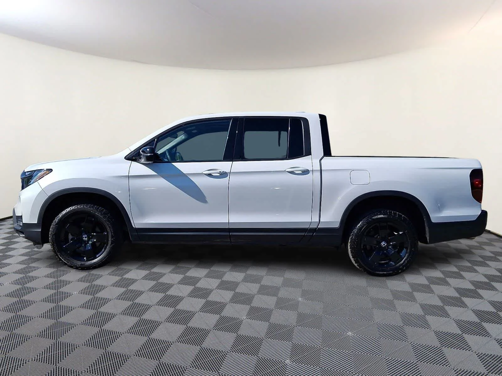 Used 2025 Platinum White Pearl Honda Black Edition image 8