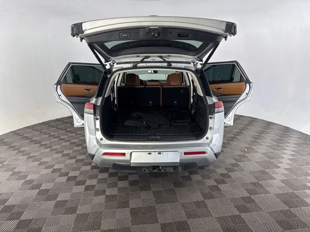 Used 2022 Silver Nissan Platinum image 18