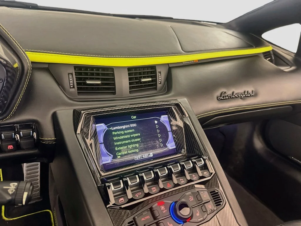 Used 2019  Lamborghini Base image 24