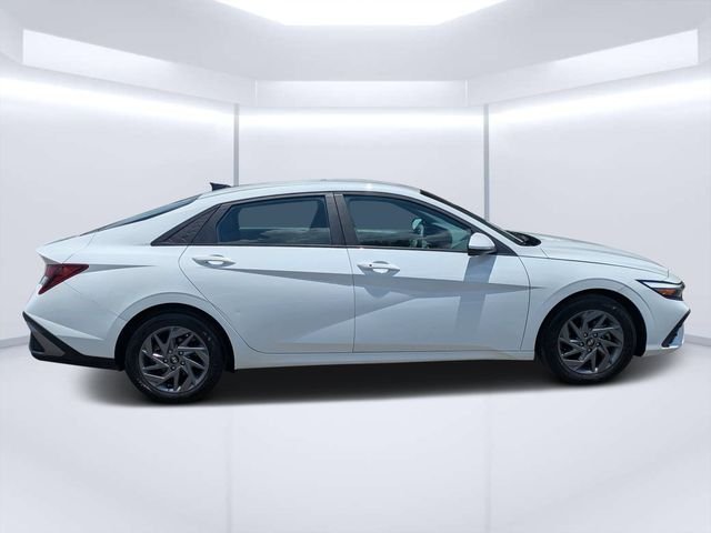 Used 2024 White Hyundai SEL image 2