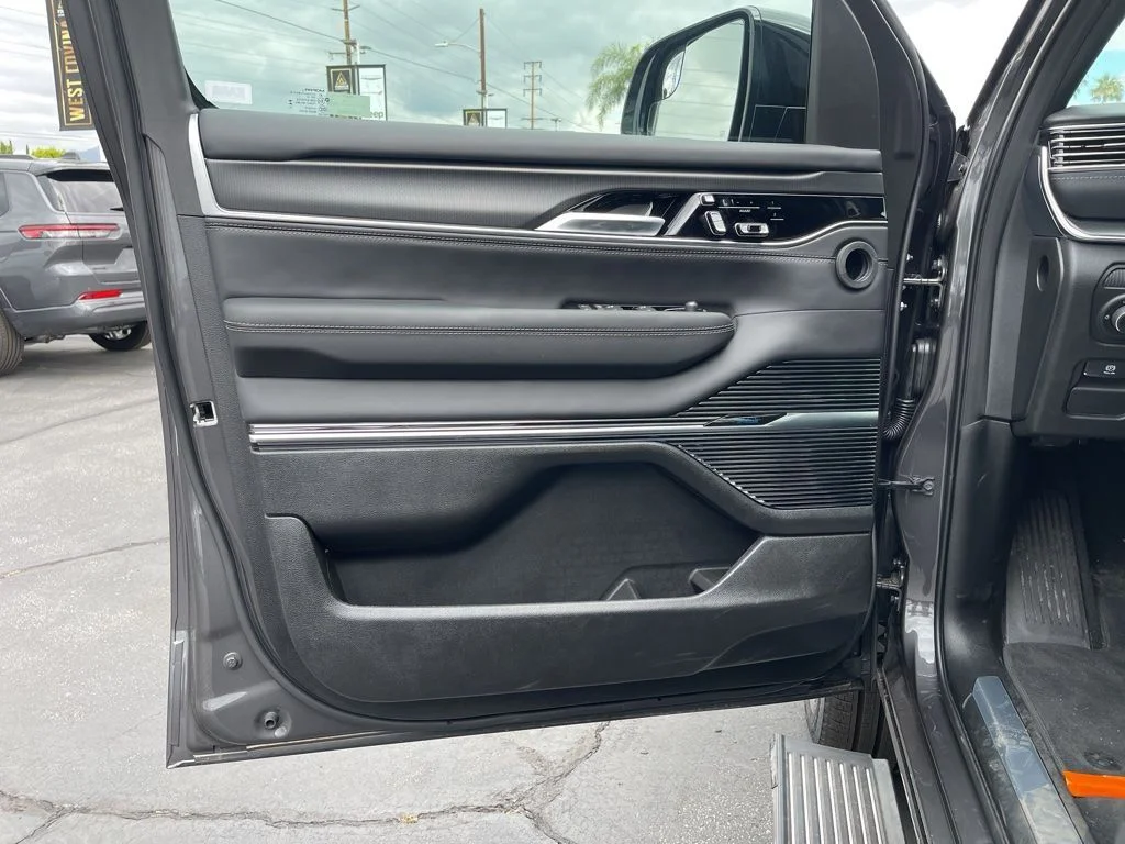 New 2026 Baltic-Gray Metallic Clear-Coat Exterior Paint Jeep Summit Obsidian image 12