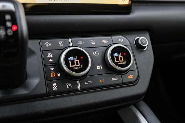 2025 Land Rover Defender V8 - Photo 33