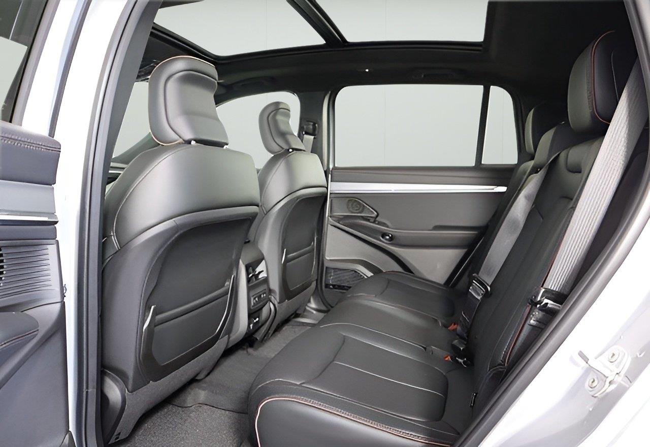 New 2025 Silver Zynith Clear-Coat Exterior Paint Jeep Launch Edition image 9