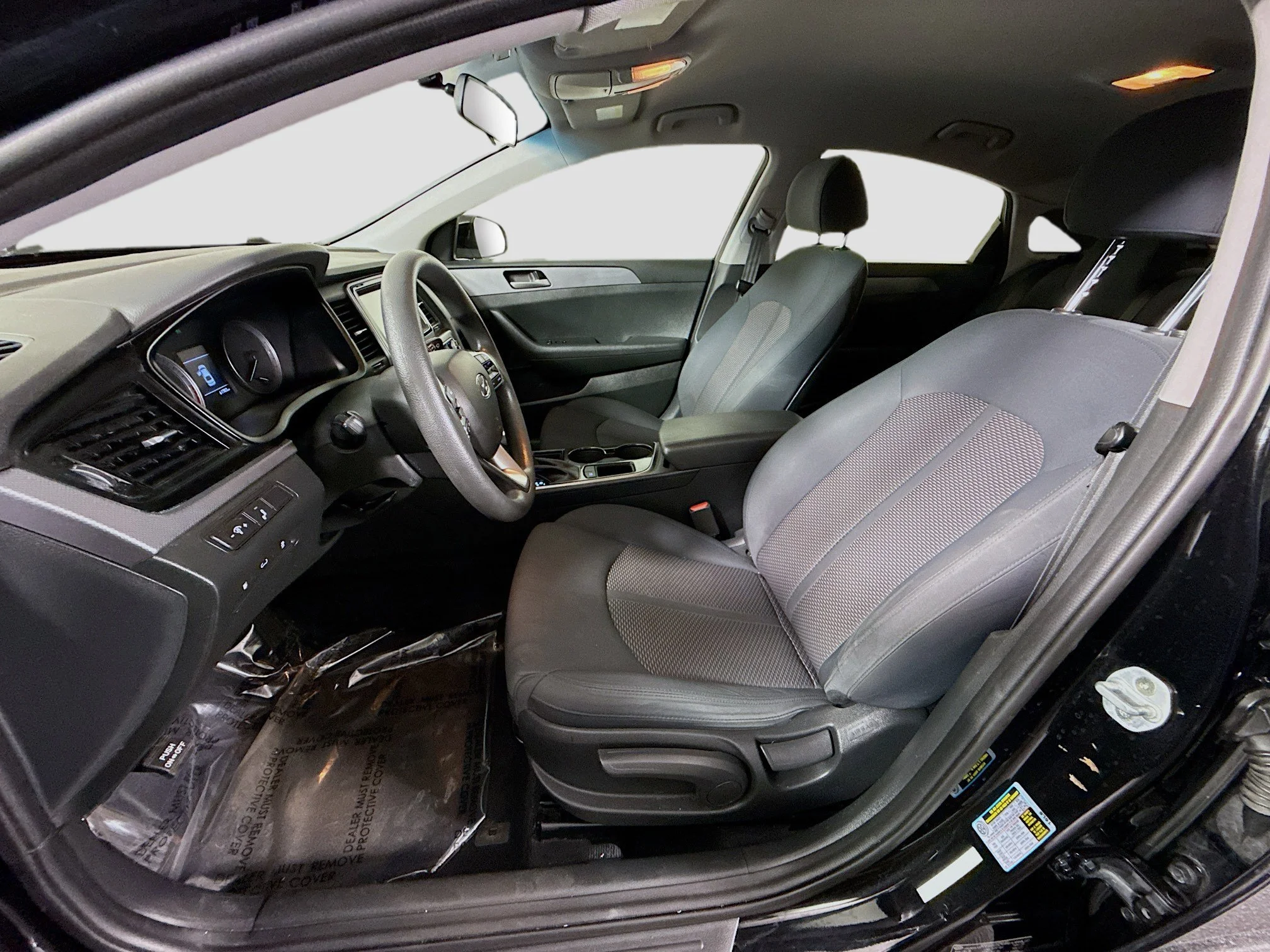 Used 2018 Phantom Black Hyundai SE image 17