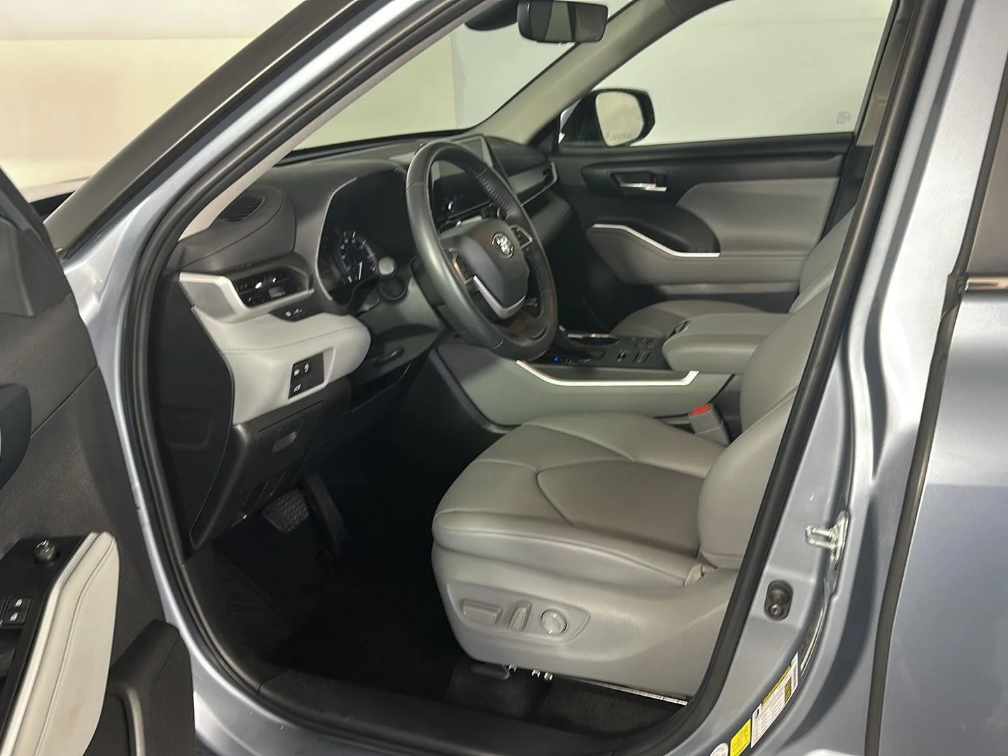 Used 2023 Moon Dust Toyota XLE image 10