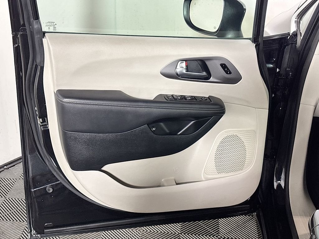Used 2023 Black Chrysler Touring L image 10