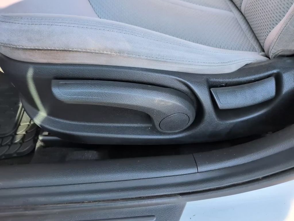 Used 2017 White Hyundai Base image 18