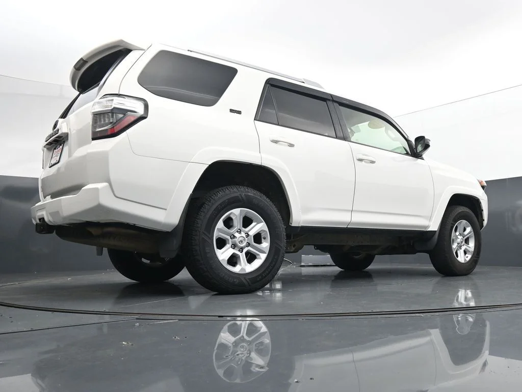 Used 2018 White Toyota SR5 image 33