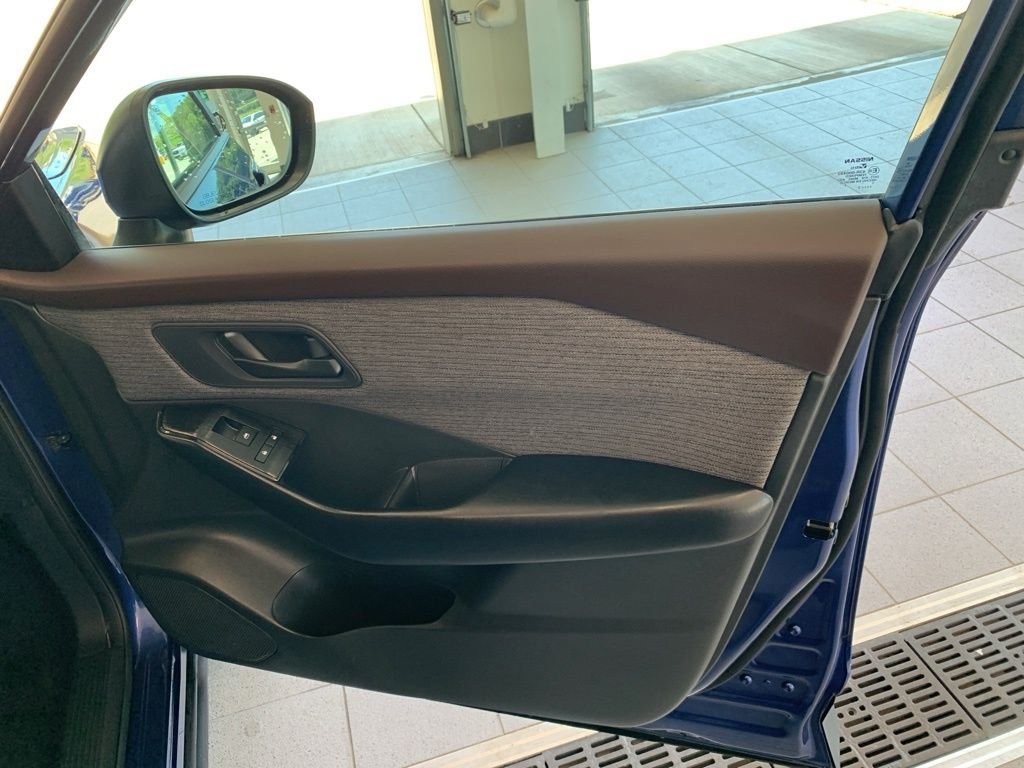 Used 2023 Blue Nissan S image 19