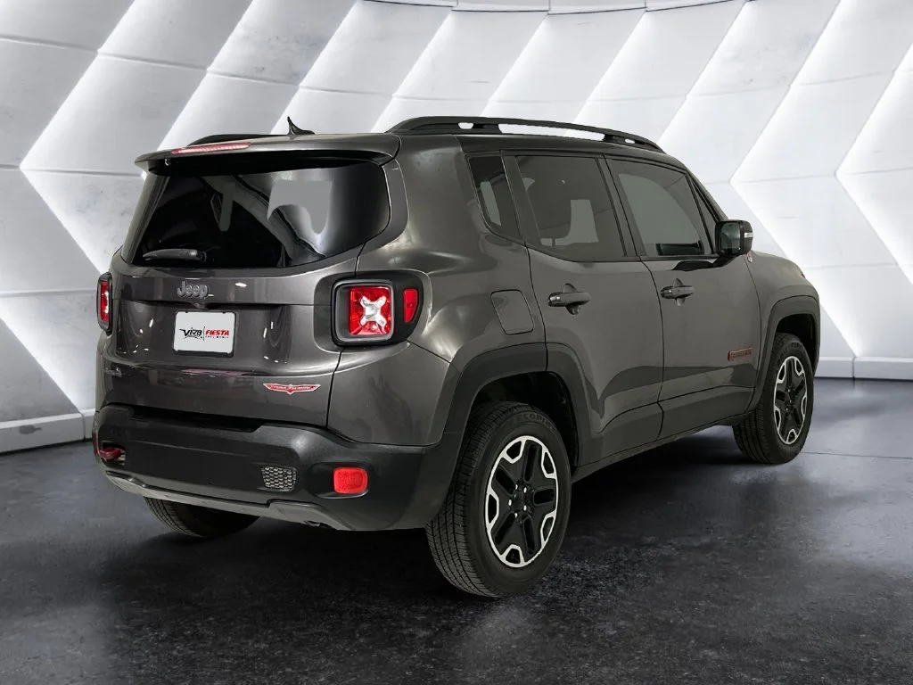Used 2017 Gray Jeep Trailhawk image 4