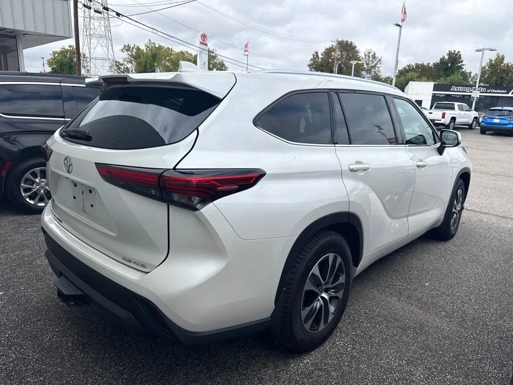 Used 2021 White Toyota XLE image 5