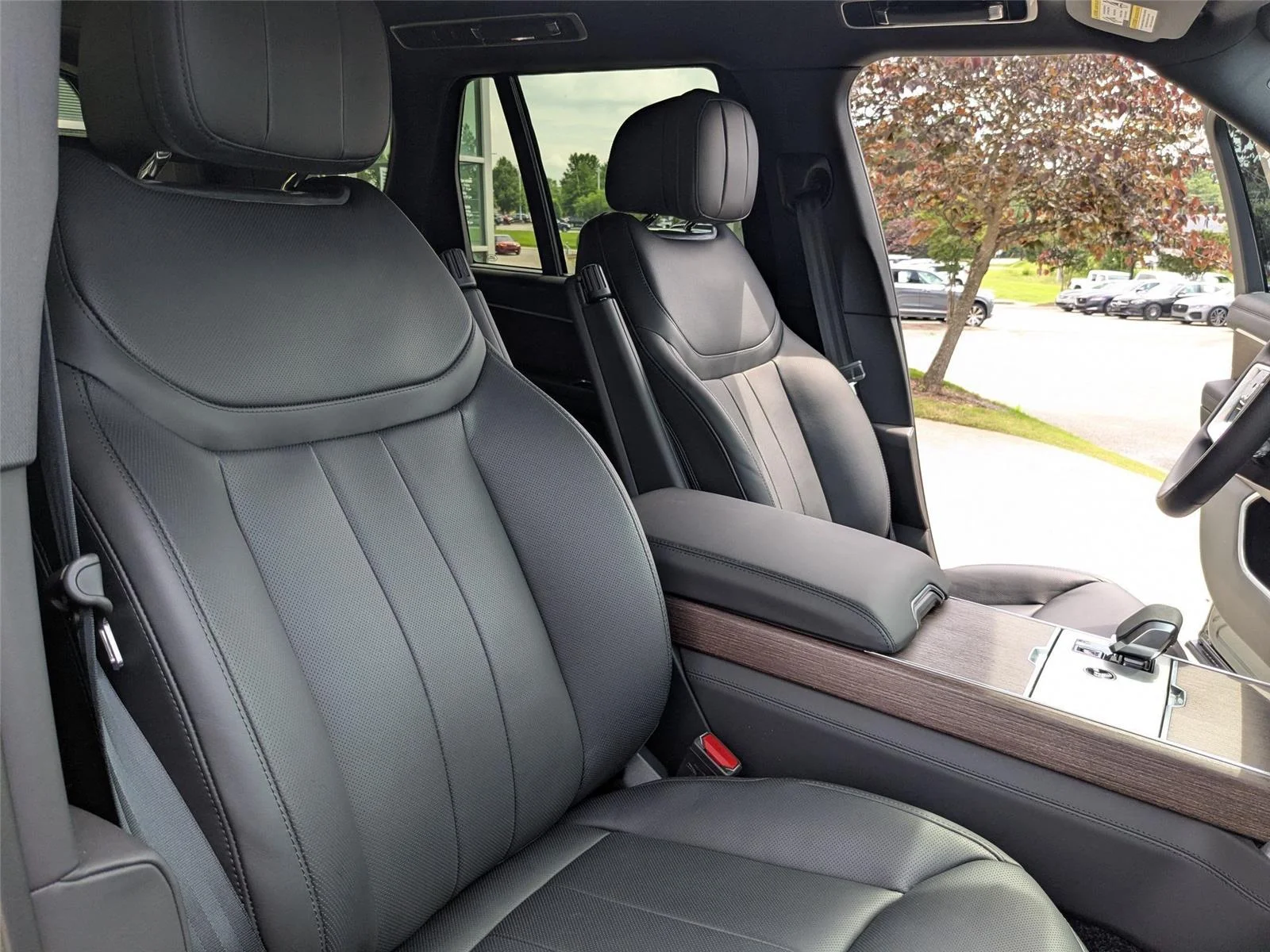 Used 2025 Carpathian Grey Premium Metallic Land Rover SE image 35