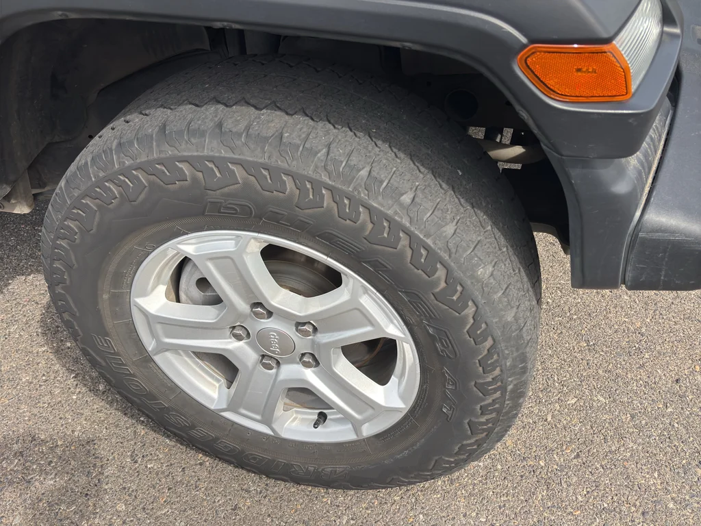 Used 2018 Granite Crystal Metallic Clearcoat Jeep Sport S image 17