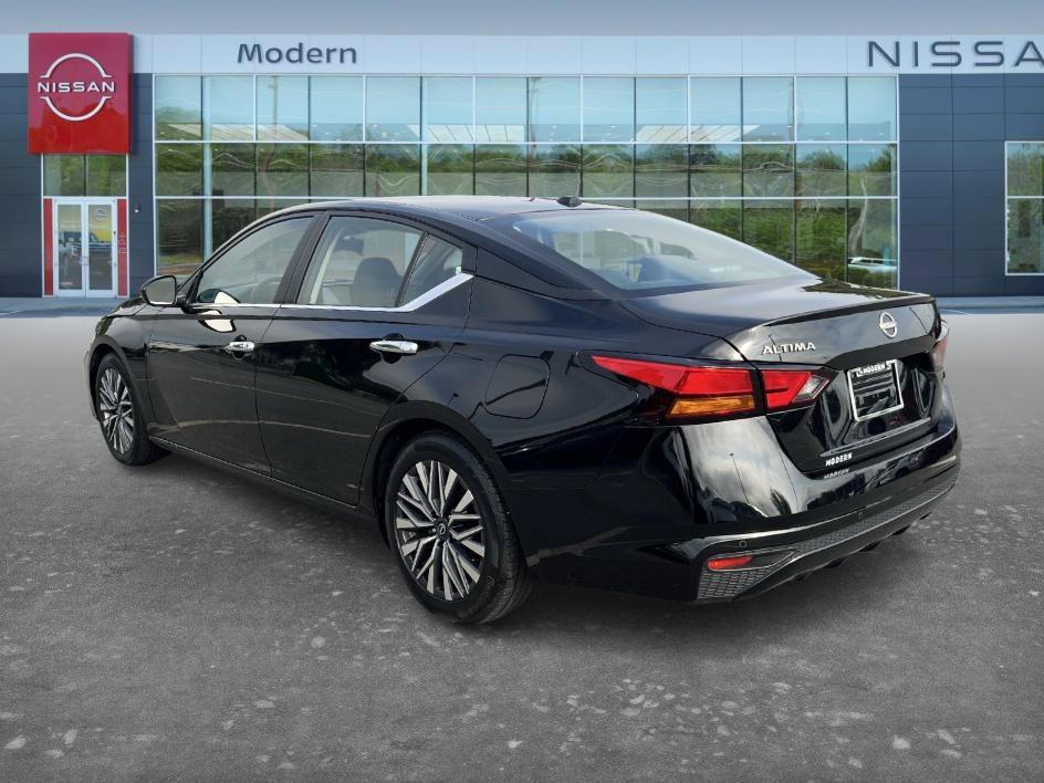 Used 2025 Super Black Nissan SV image 7