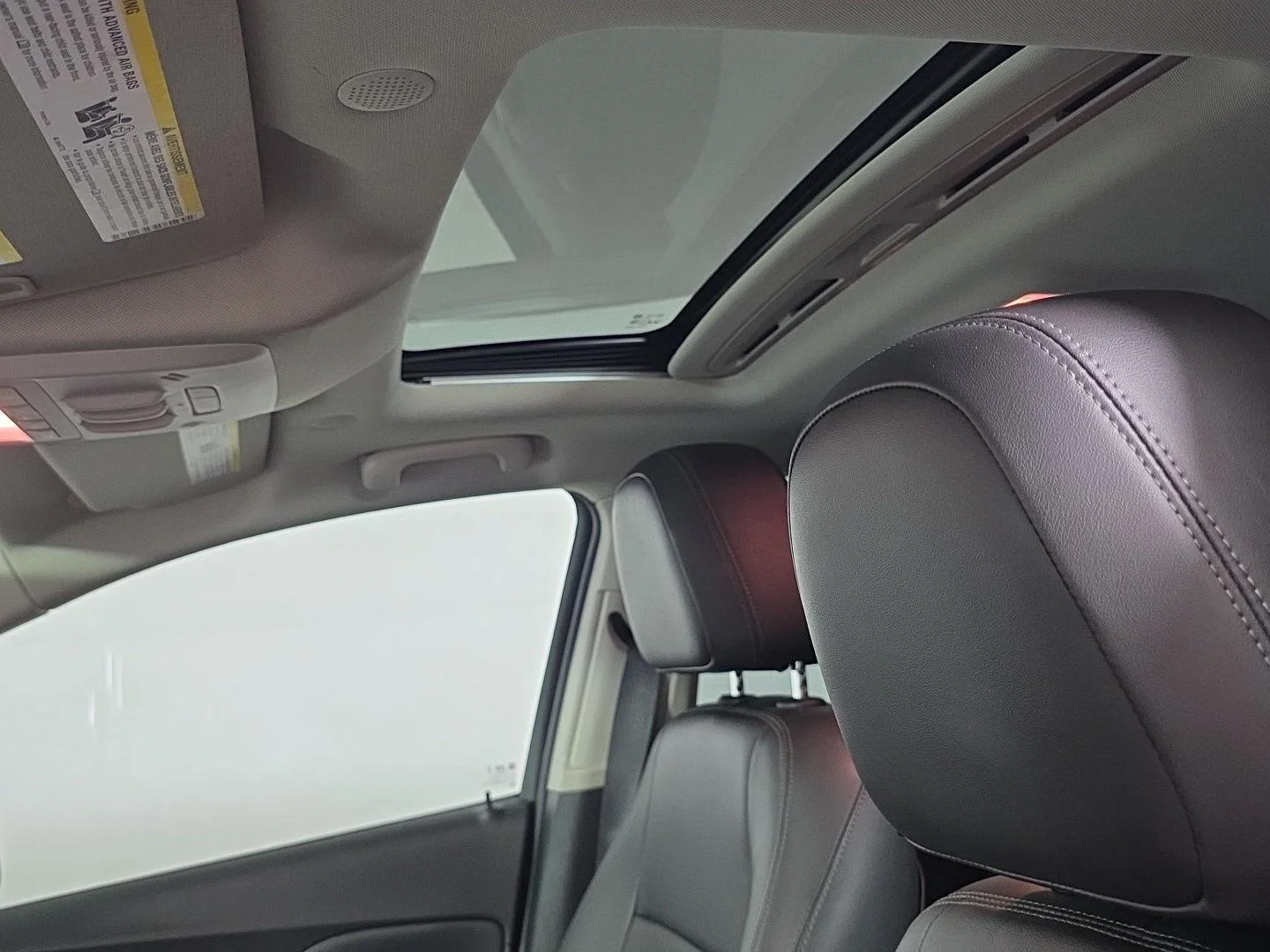 Used 2019 White Frost Tricoat Buick Essence image 24