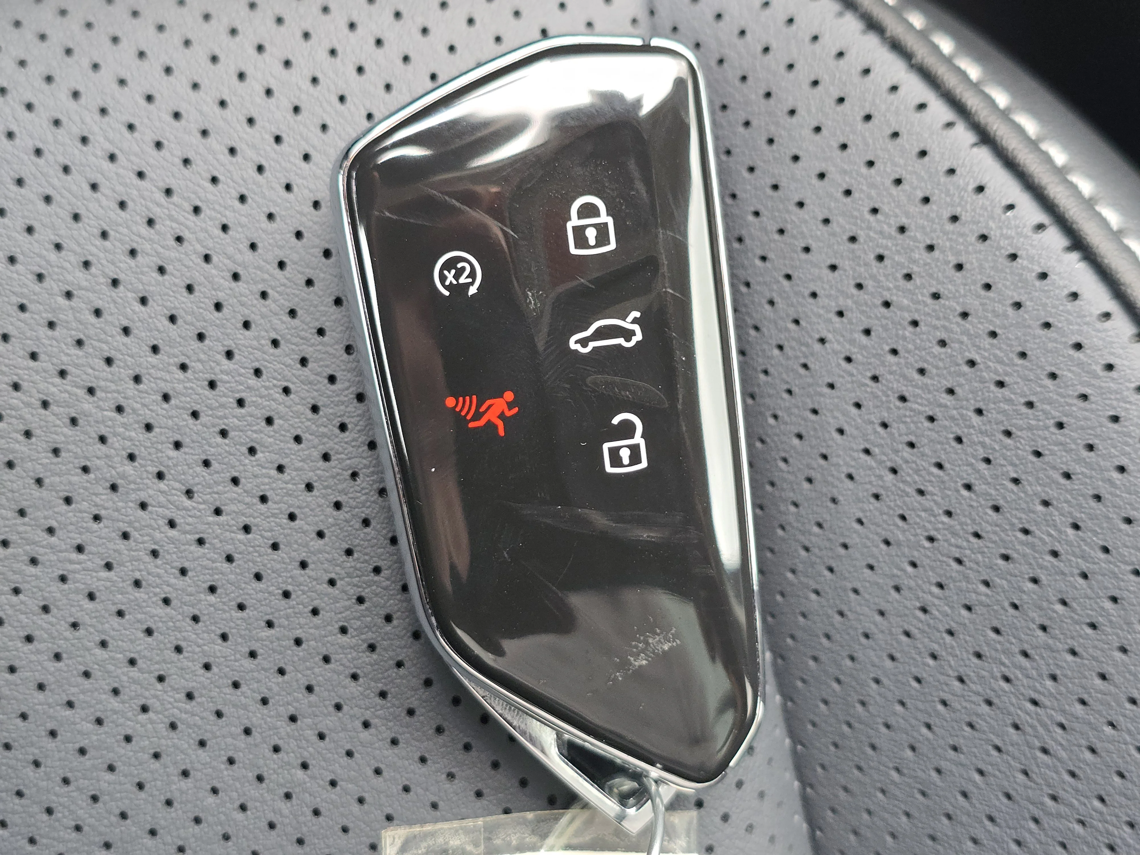 New 2026 Platinum Gray Metallic Volkswagen SE image 27