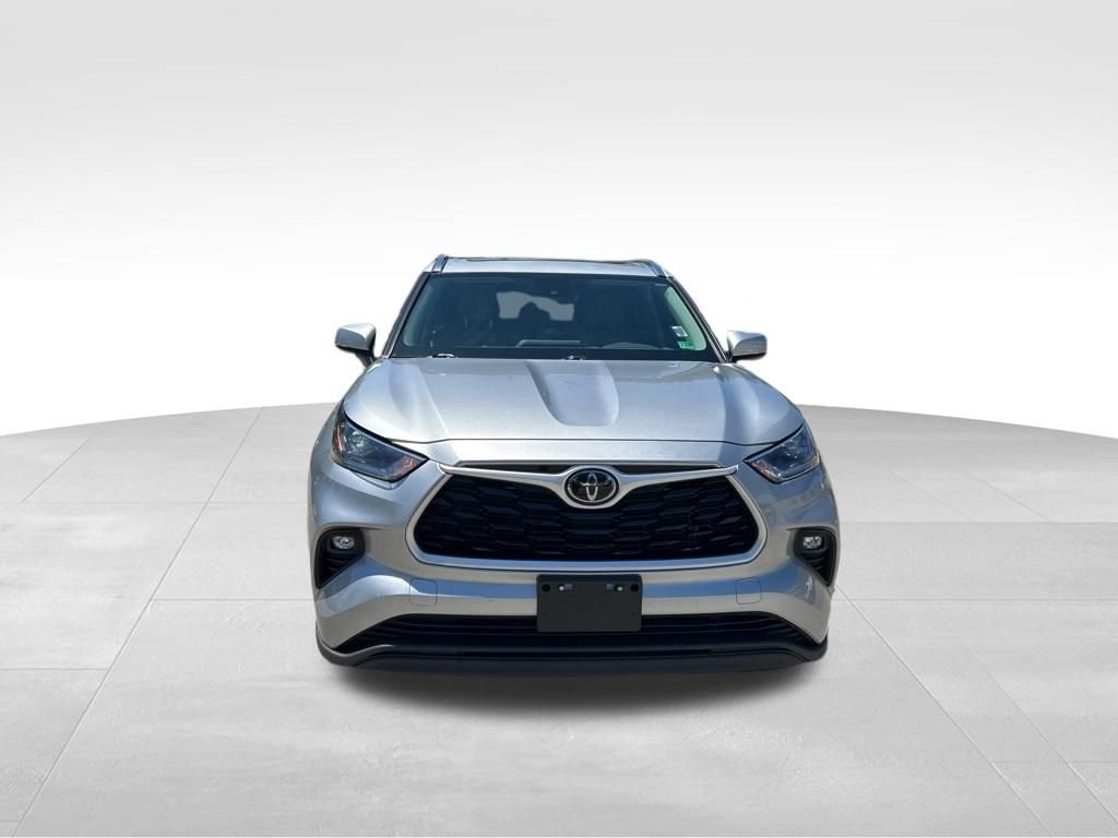 Used 2021 Silver Toyota XLE image 9