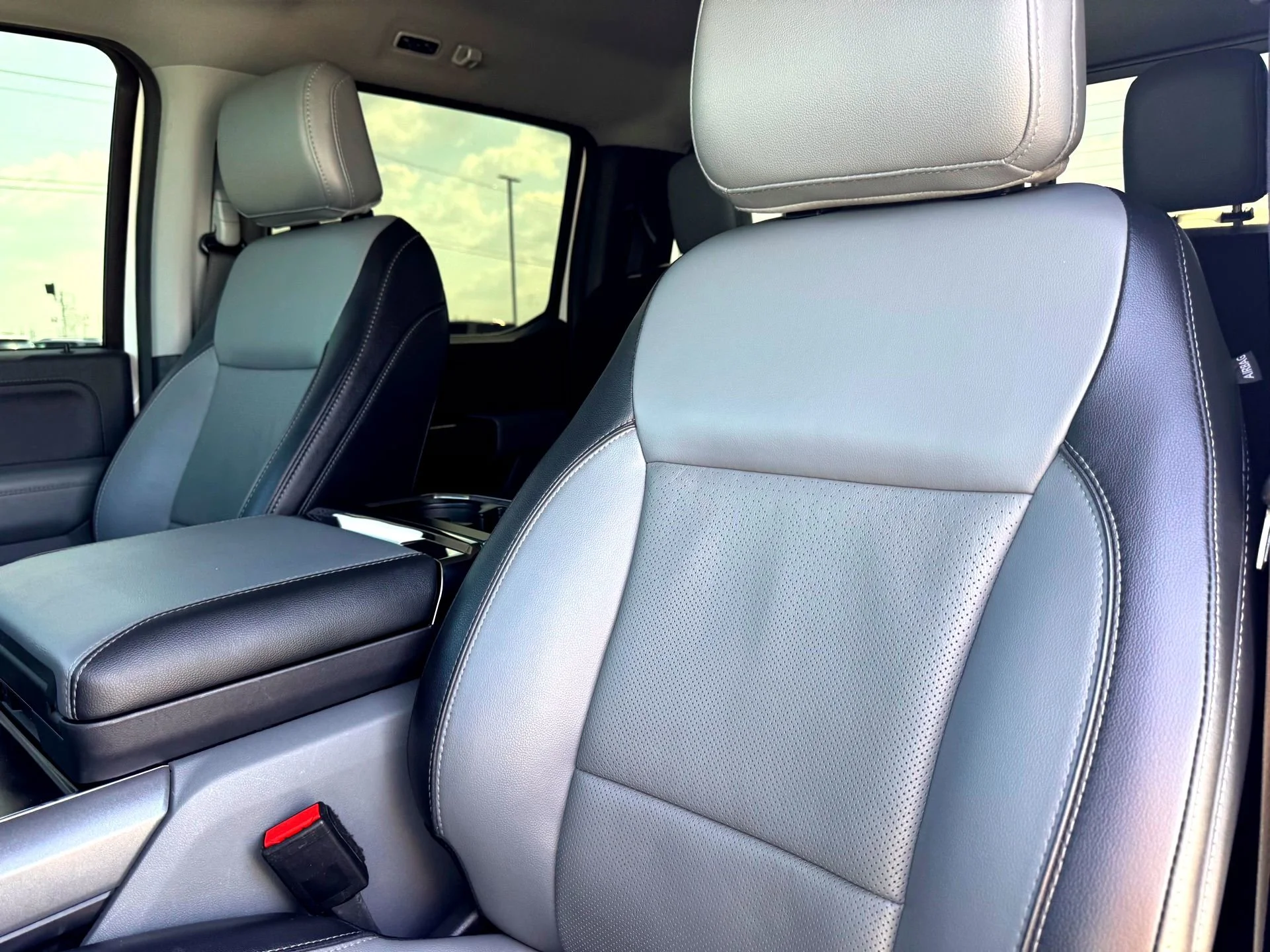 Used 2023  Ford Lariat image 12