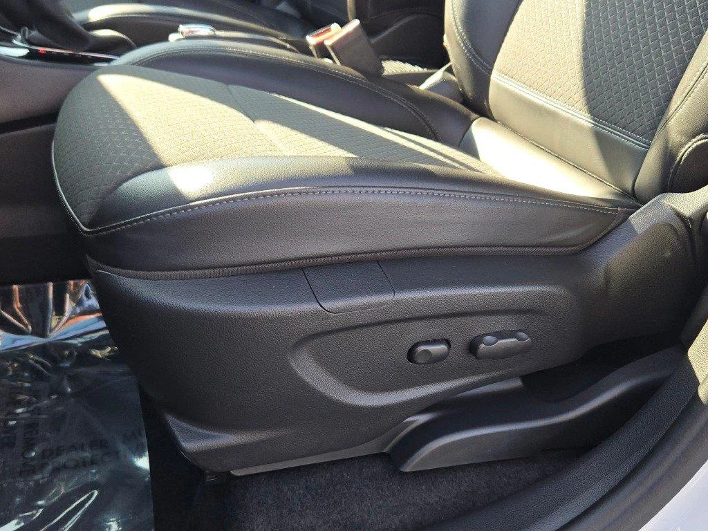 Used 2022 Summit White Buick Preferred image 21
