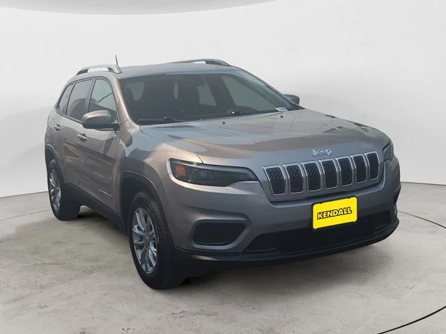 Used 2020 Silver Jeep Latitude image 3