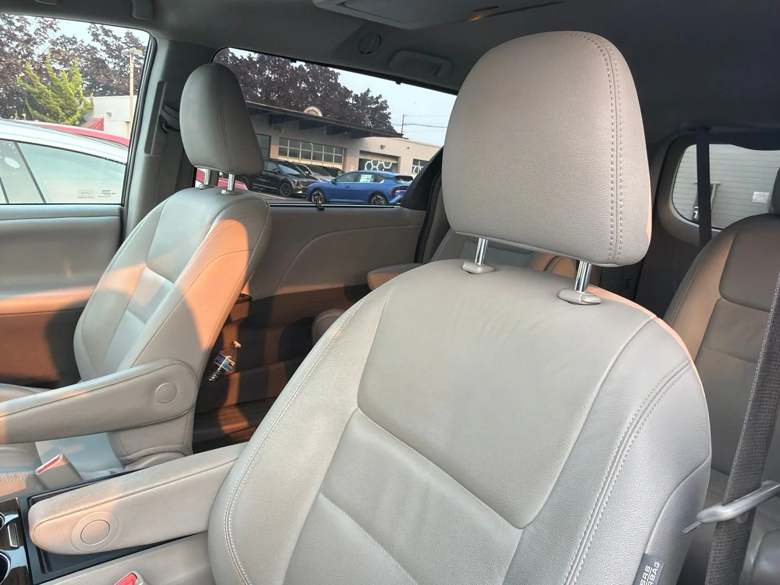 Used 2017  Toyota XLE Premium 7 Passenger image 7