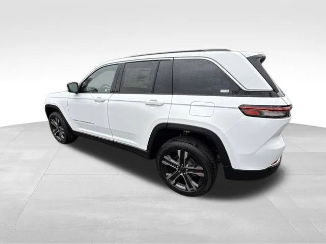 New 2027 Bright White Clear-Coat Paint Jeep Limited image 5