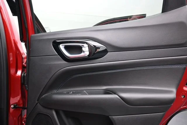 New 2026 Red Hot Pearl-Coat Exterior Paint Jeep Latitude image 28
