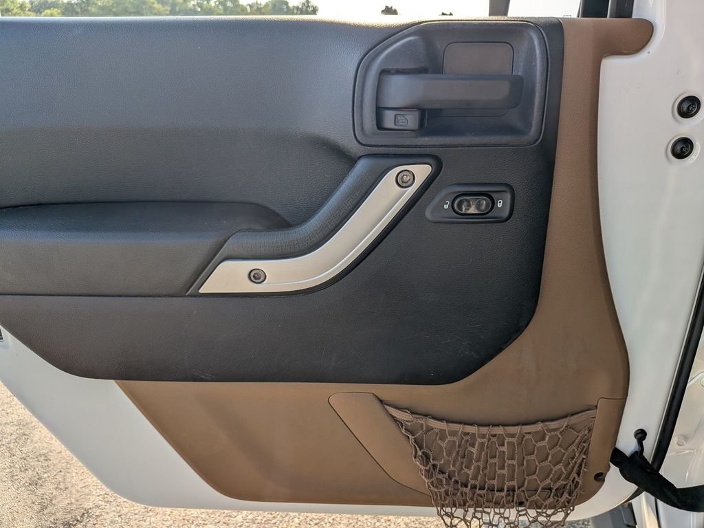 Used 2014 White Jeep Unlimited Sahara image 31