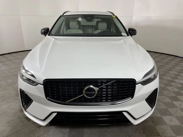 Certified Used 2025 Crystal White Volvo Core image 7