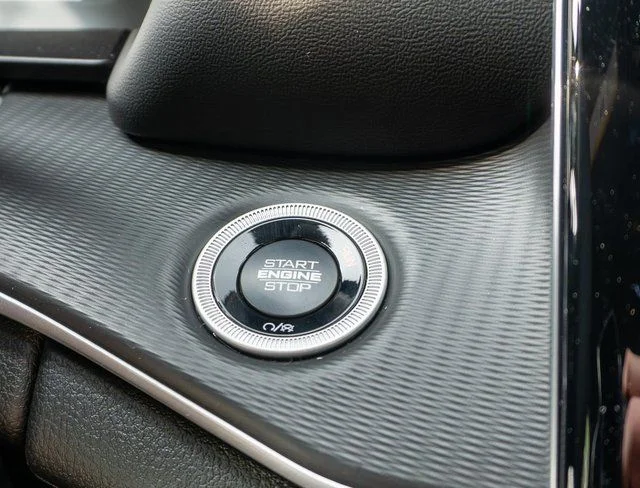 New 2026 Diamond Black Crystal Pearlcoat Jeep Laredo X image 24