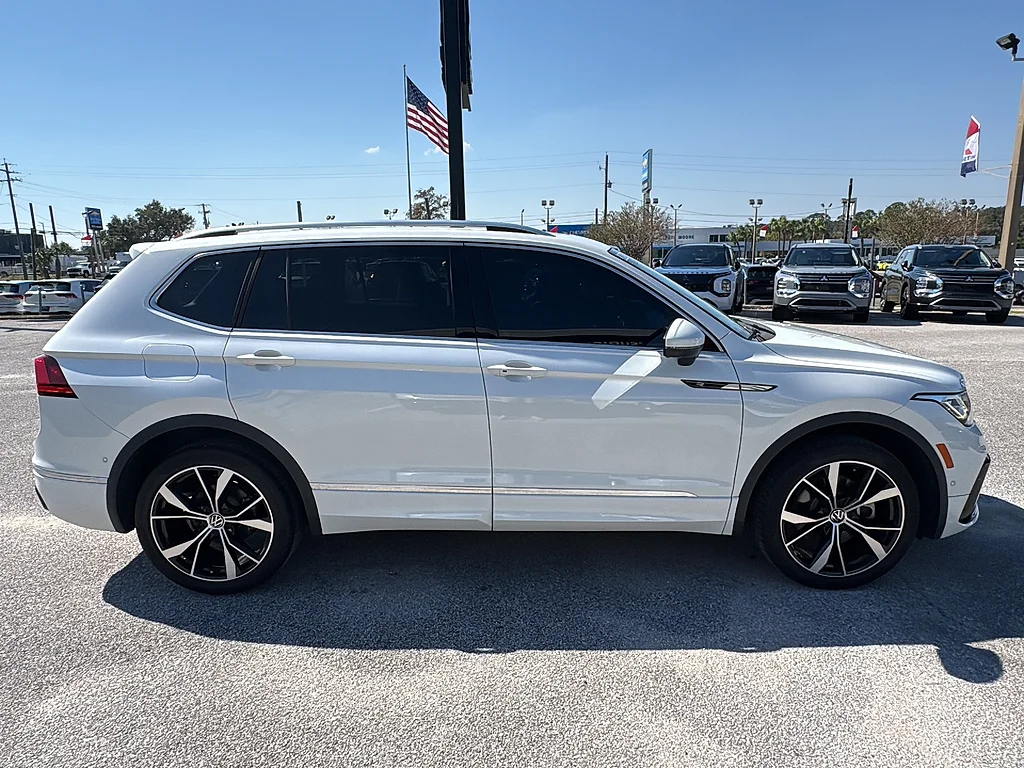 Used 2022 Oryx White Pearl Volkswagen 2.0T SEL R-Line 4MOTION image 25