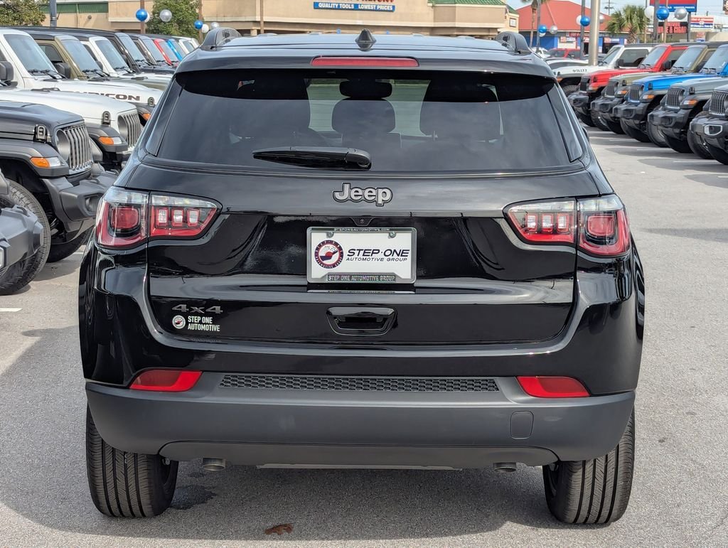 New 2026 Diamond Black Crystal Pearl-Coat Exterior Paint Jeep Latitude image 6