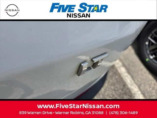 Used 2022 White Chevrolet LT image 11