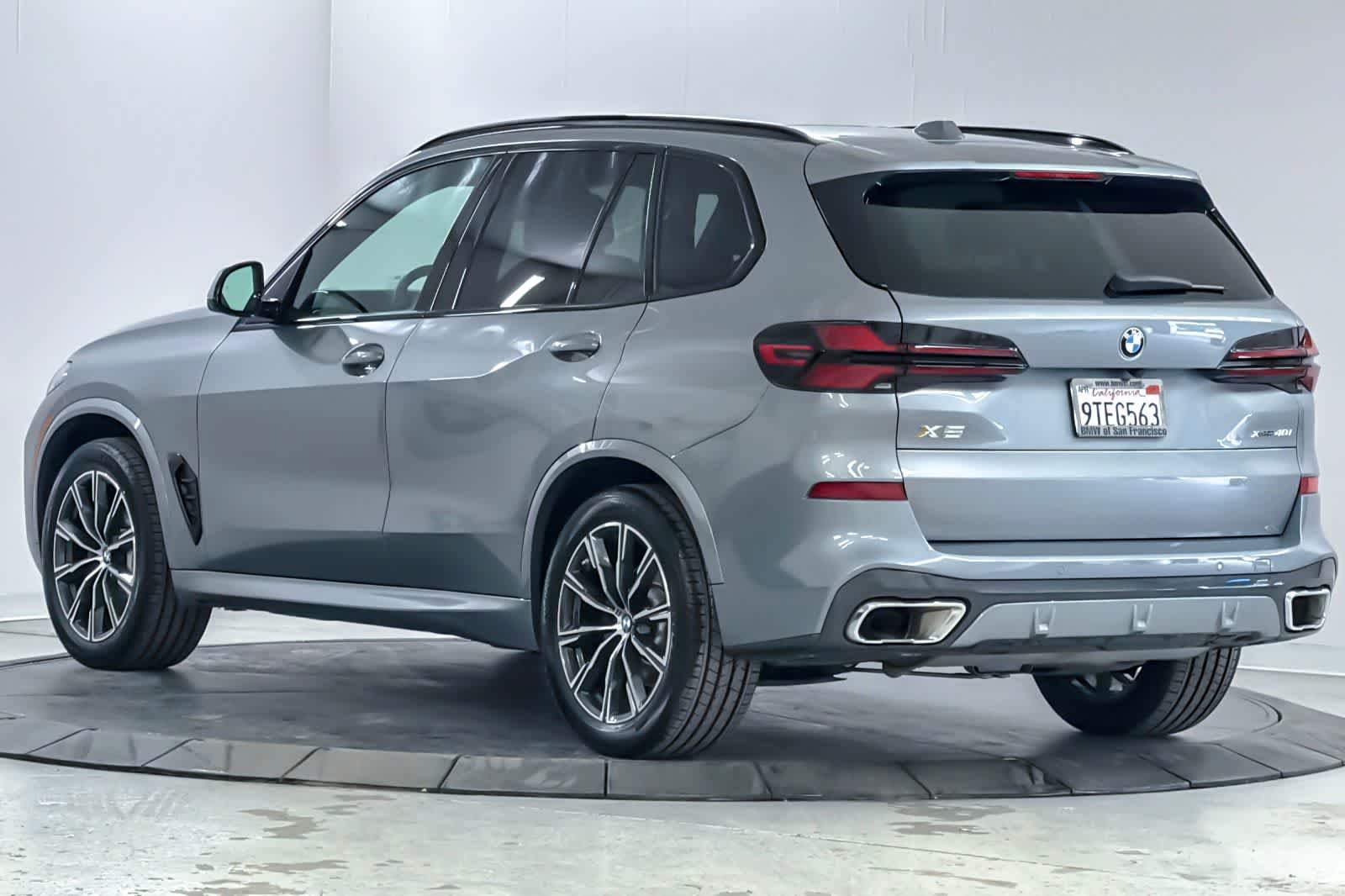 Used 2025 Gray BMW xDrive40i image 6
