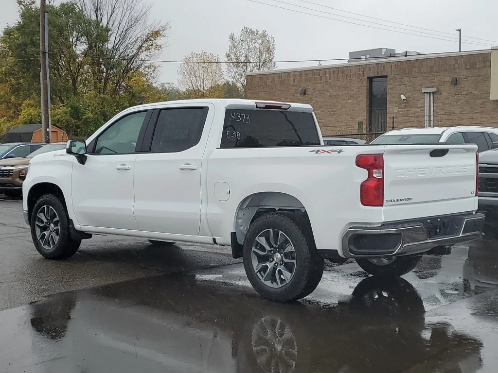 New 2026 Summit White Chevrolet LT (2FL) image 4